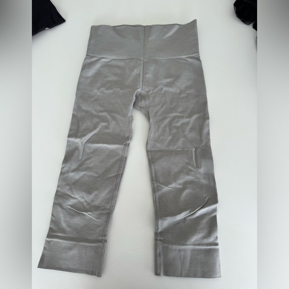 VINTAGE LULULEMON SEAMLESSLY STREET CROP LEGGINGS LIGHT/MEDIUM GRAY SIZE 2 - Picture 5 of 6